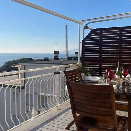Attico Con Terrazza Fronte Mare A Cavi Di Lavagna