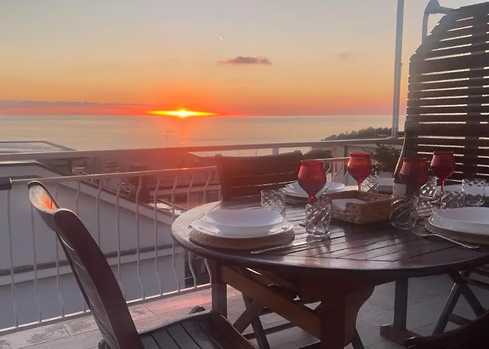 Attico Con Terrazza Fronte Mare A Cavi Di * Лаванья